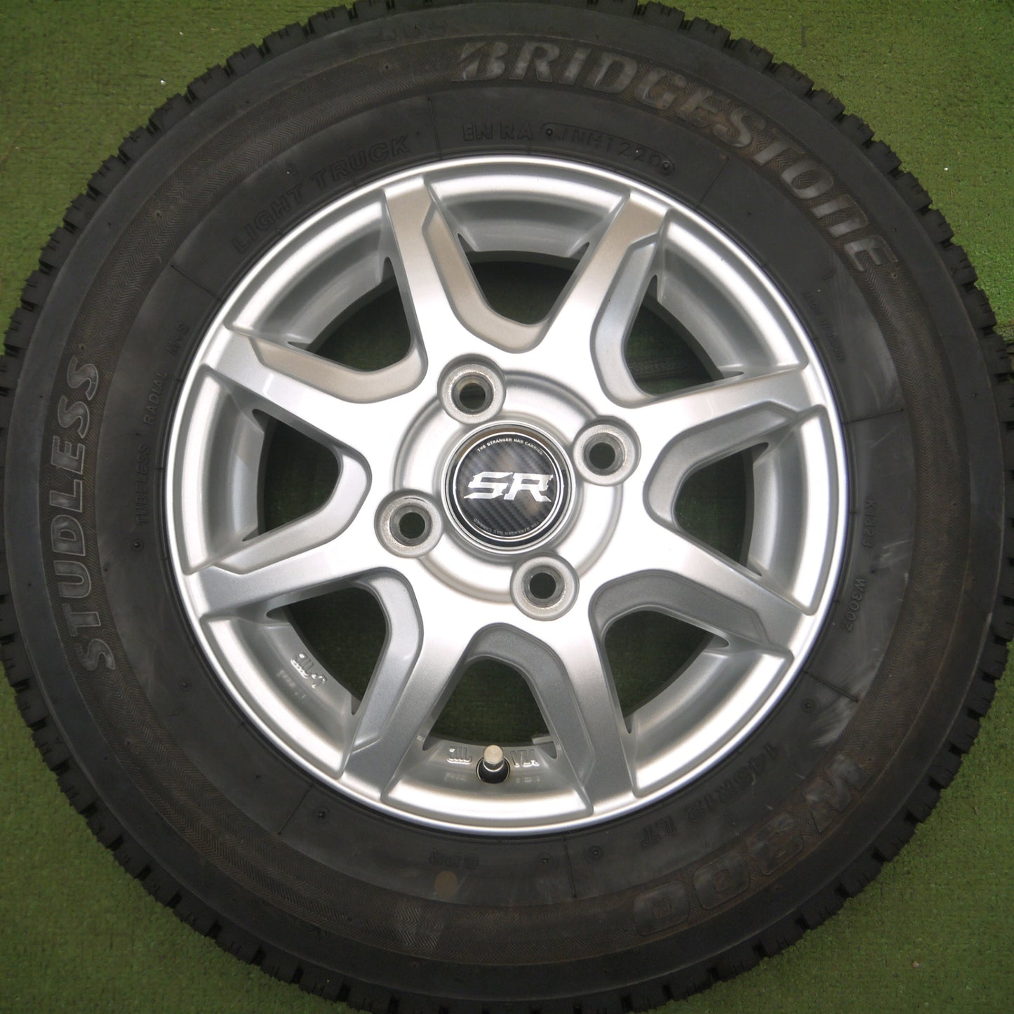 *送料無料* 超バリ溝！20年！キレイ！ほぼ10分★スタッドレス 145R12 6PR ブリヂストン W300 STRANGER ストレンジャー 12インチ PCD100/4H★4041503Hス