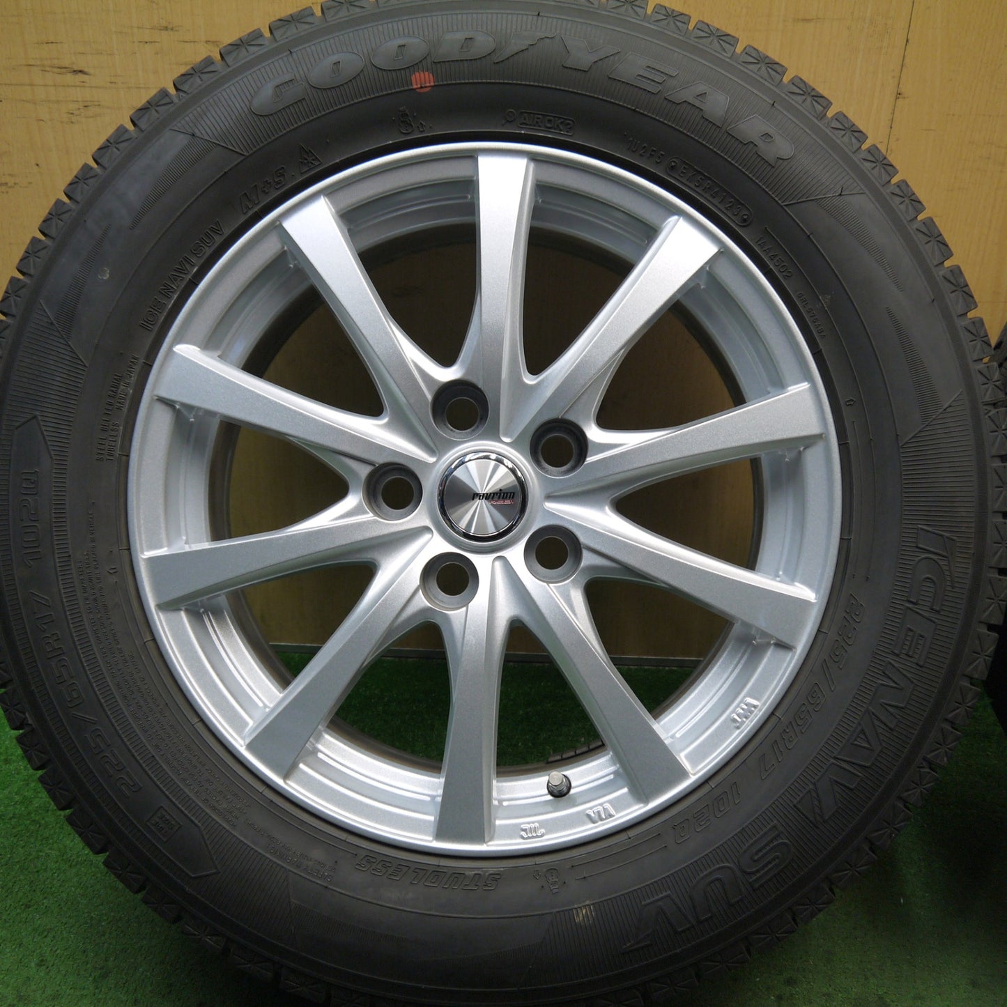 バリ溝！23年！キレイ！9.5分以上★40系 アルファード 等 225/65R17 スタッドレス グッドイヤー アイスナビ SUV ravrion RS01 ラブリオン 17インチ PCD120/5H★5080507Hス