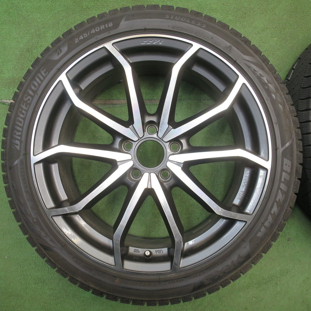 バリ溝！23年！9.5分★アウディ 等 MAK LOWE FF 245/40R18 スタッドレス ブリヂストン ブリザック VRX3 MFF レーベ 18インチ PCD112/5H★6051808NJス
