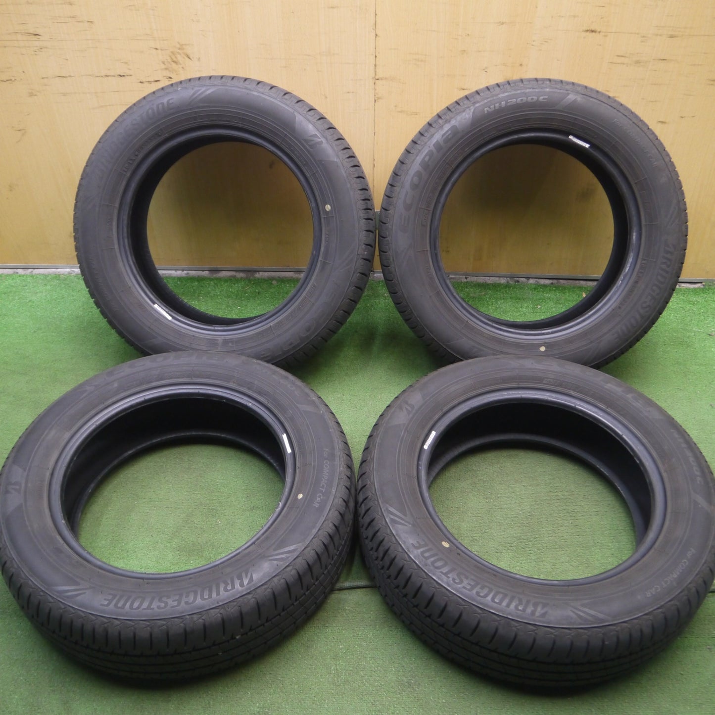 *送料無料* バリ溝！22年！9.5分★185/65R15 ブリヂストン エコピア NH200C タイヤ 15インチ ノート フリード 等★4051710Hノタ