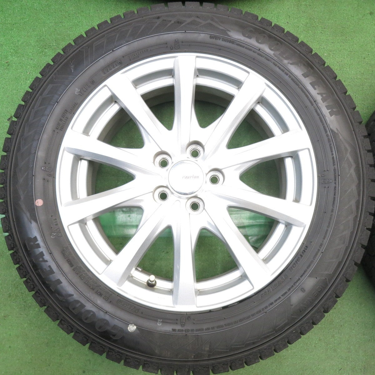 バリ溝！キレイ！9.5分◎ライズ ロッキー 等 195/65R16 スタッドレス グッドイヤー アイスナビ8 ravrion RS01 ラブリオン 16インチ PCD100/5H◎6092713HAス