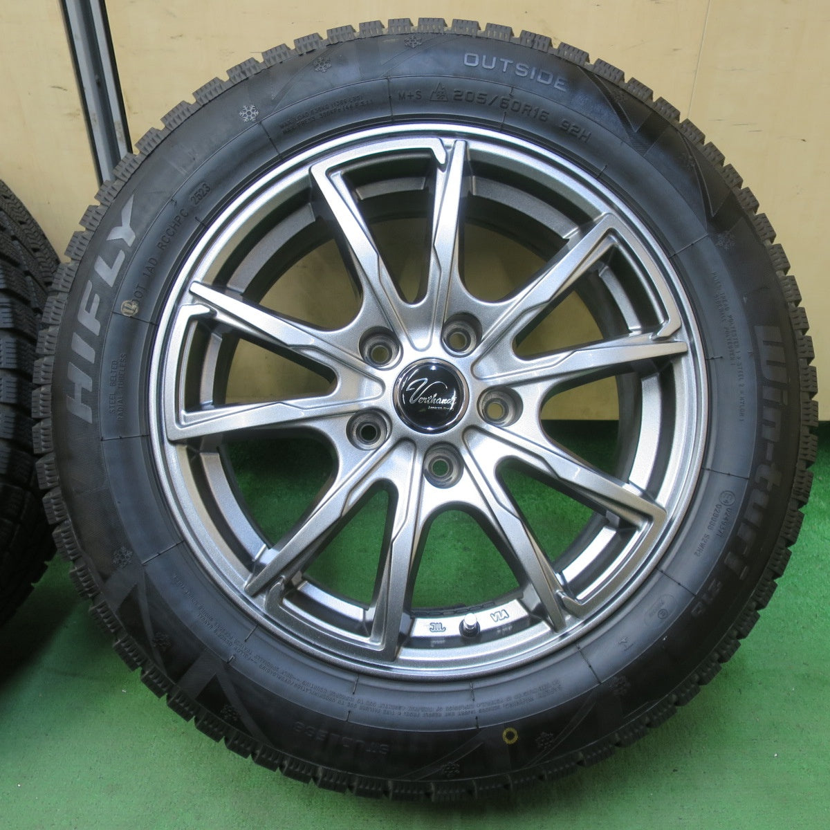 バリ溝！23年！キレイ！9.5分★スタッドレス 205/60R16 ハイフライ Win-turi 216 Verthandi ヴェルサンディ ヴェルザンディ 16インチ PCD114.3/5H★5081102イス