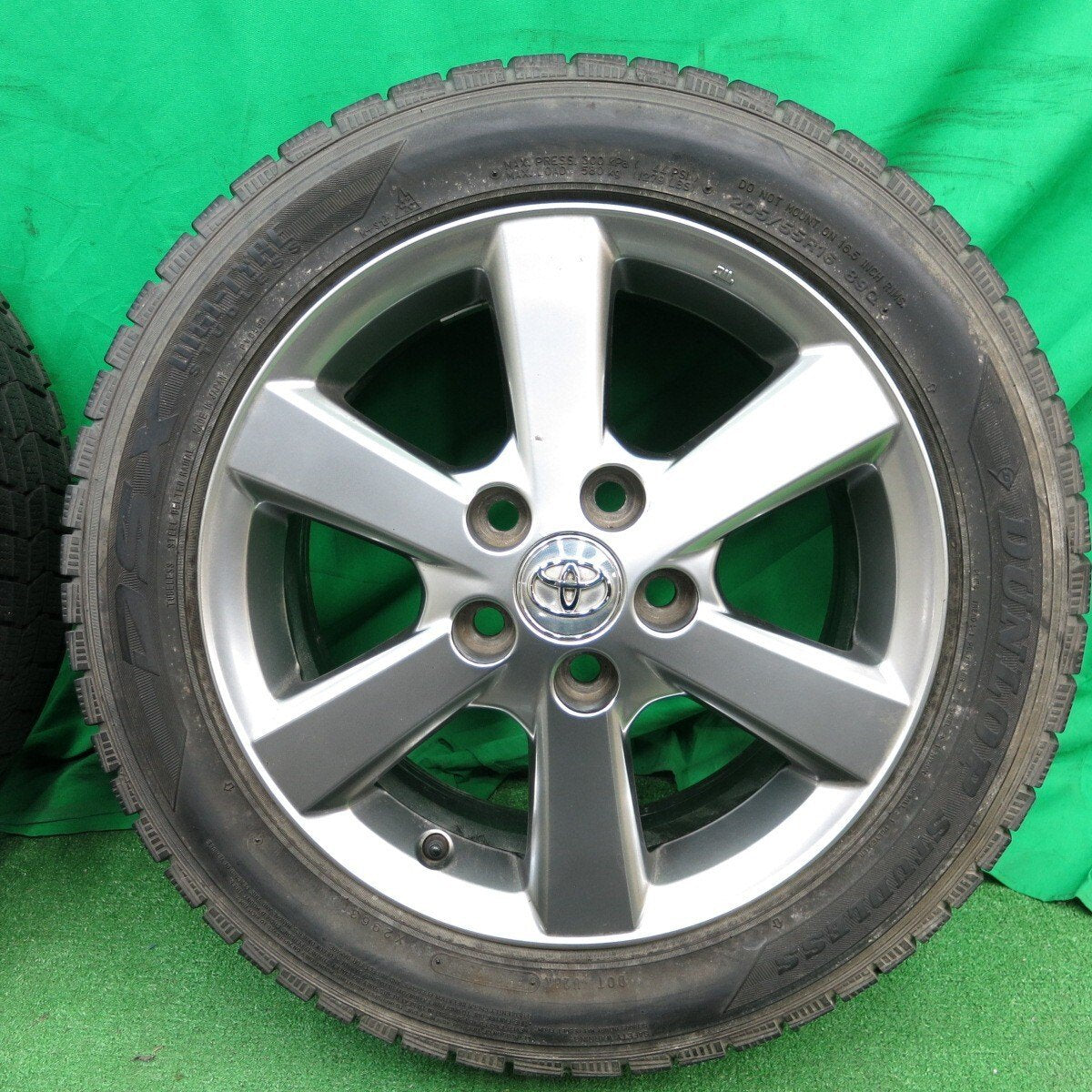 バリ溝！8.5分★トヨタ アイシス 純正 205/55R16 スタッドレス ダンロップ DSX 16インチ PCD114.3/5H★4042705ナス