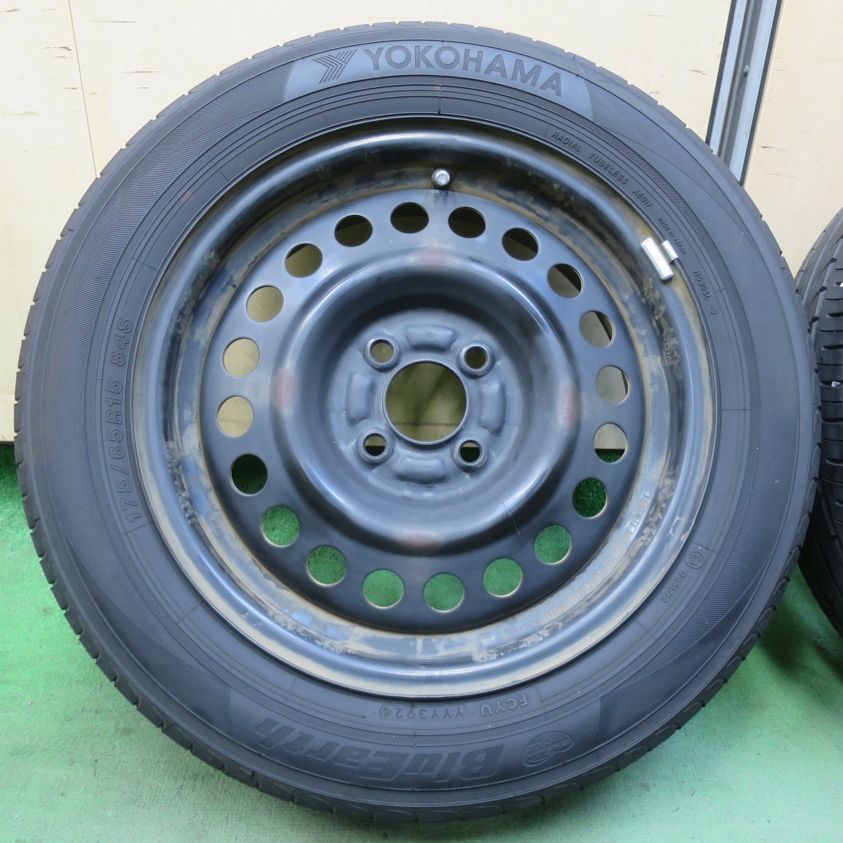 バリ溝！24年！8.5分★日産 キューブ 純正 スチール 175/65R15 ヨコハマ ブルーアース AE01F 15インチ PCD100/4H★6041510イノ