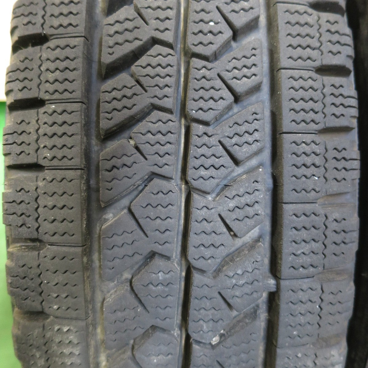 [送料無料] バリ溝！22年！8.5分★トラック タイヤ 205/75R16 113/111L スタッドレス ブリヂストン ブリザック W979 16インチ★4092808イスタ