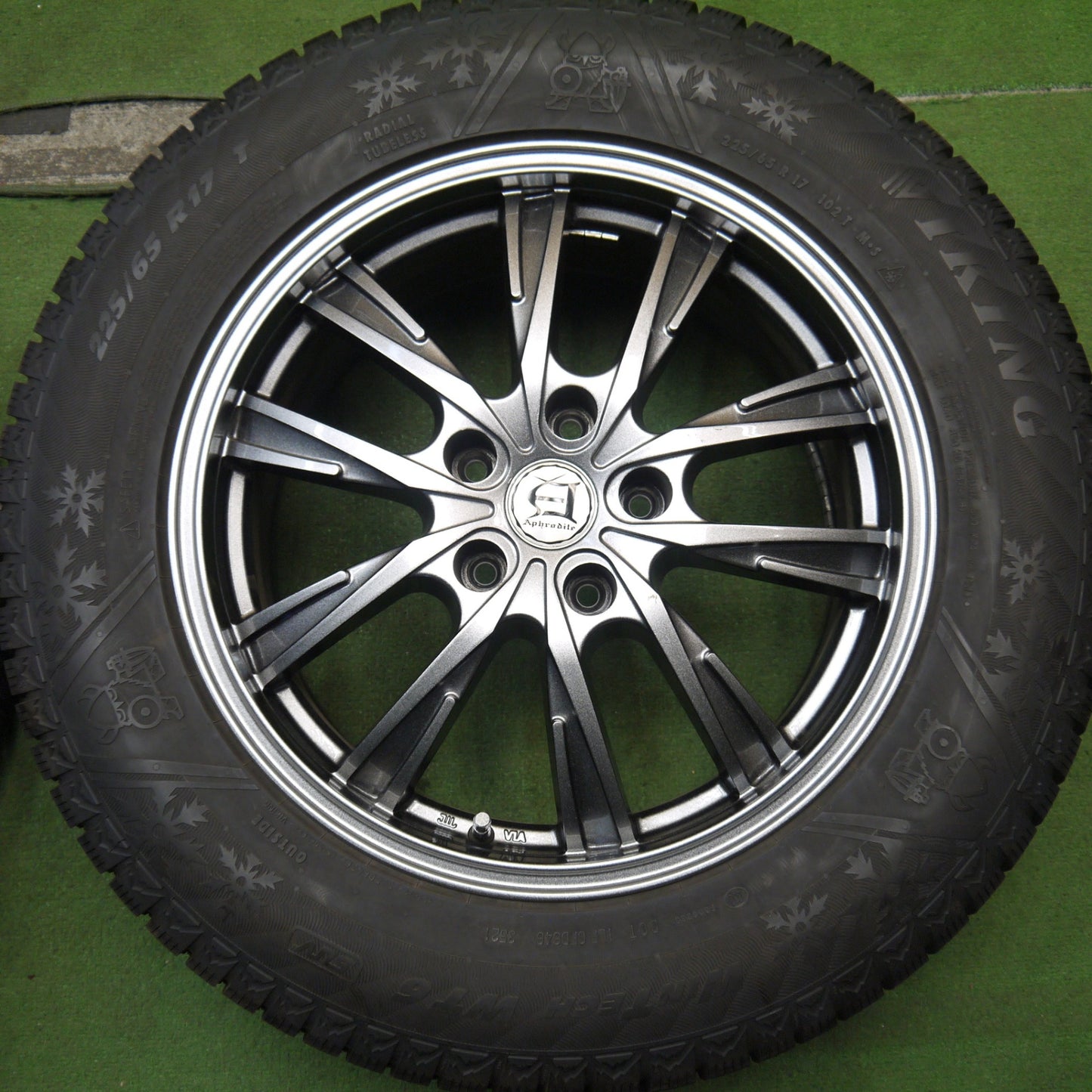 バリ溝！21年！キレイ！9.5分以上★スタッドレス 225/65R17 バイキング WINTECH WT6 Aphrodite アフロディーテ 17インチ PCD114.3/5H★5082002Hス