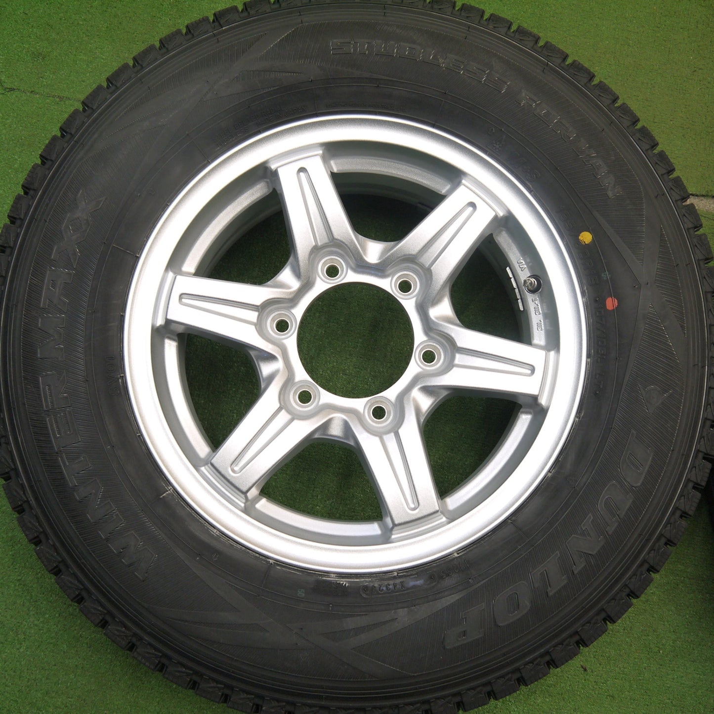 未使用！23年★ハイエース等 スタッドレス 195/80R15 107/105L ダンロップ ウインターマックス SV01 URBAN SPORTS アーバンスポーツ PCD139.7/6H★5041505Hス