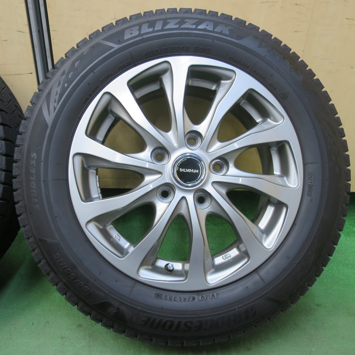 バリ溝！22年！キレイ！8.5分★スタッドレス 185/65R15 ブリヂストン ブリザック VRX3 BALMINUM TR10 バルミナ 15インチ PCD114.3/5H★5120906イス