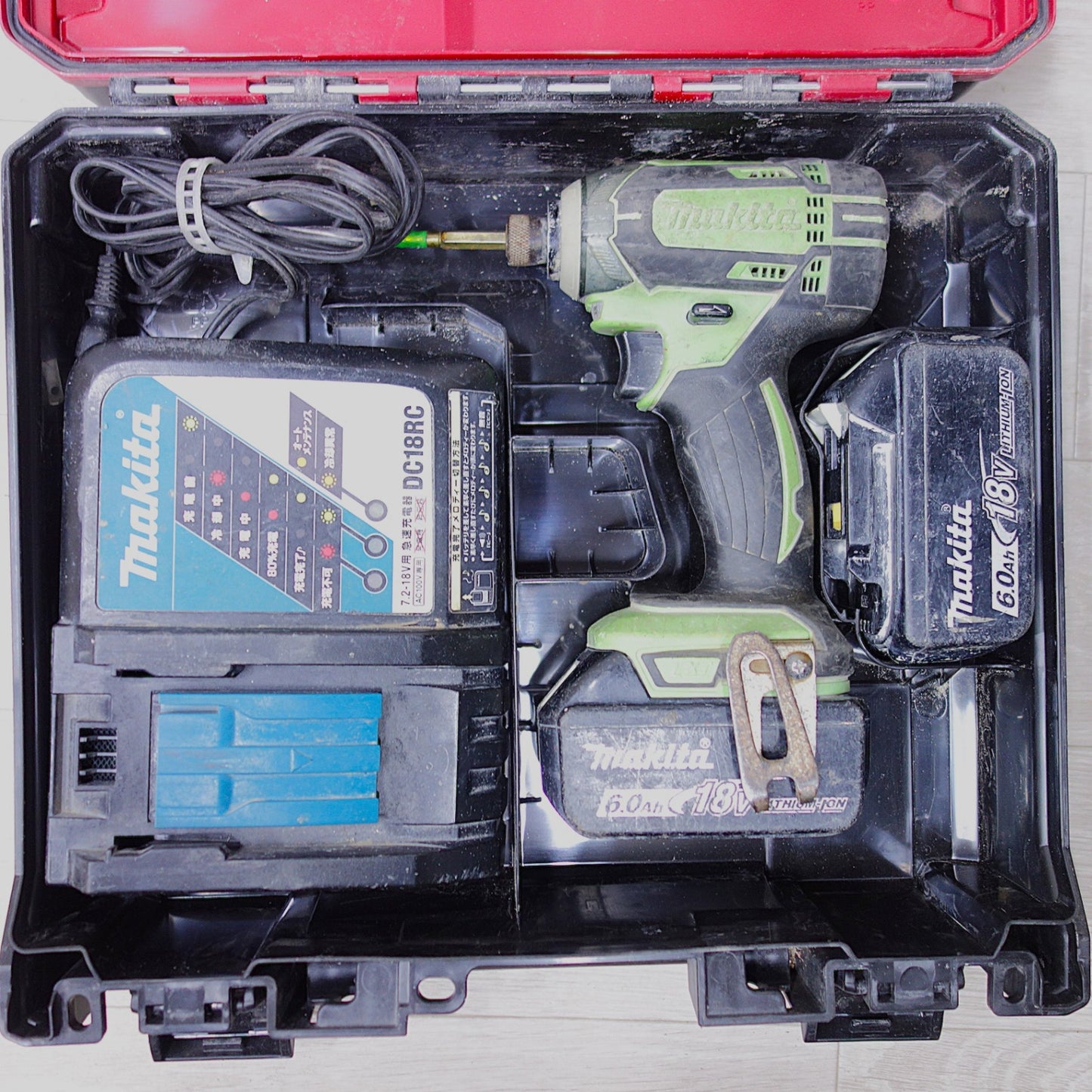 [送料無料] 付属品多数!バッテリー2個◆マキタ 充電式 インパクト ドライバー 18V TD149D ケース 充電器 付き 電動 工具◆
