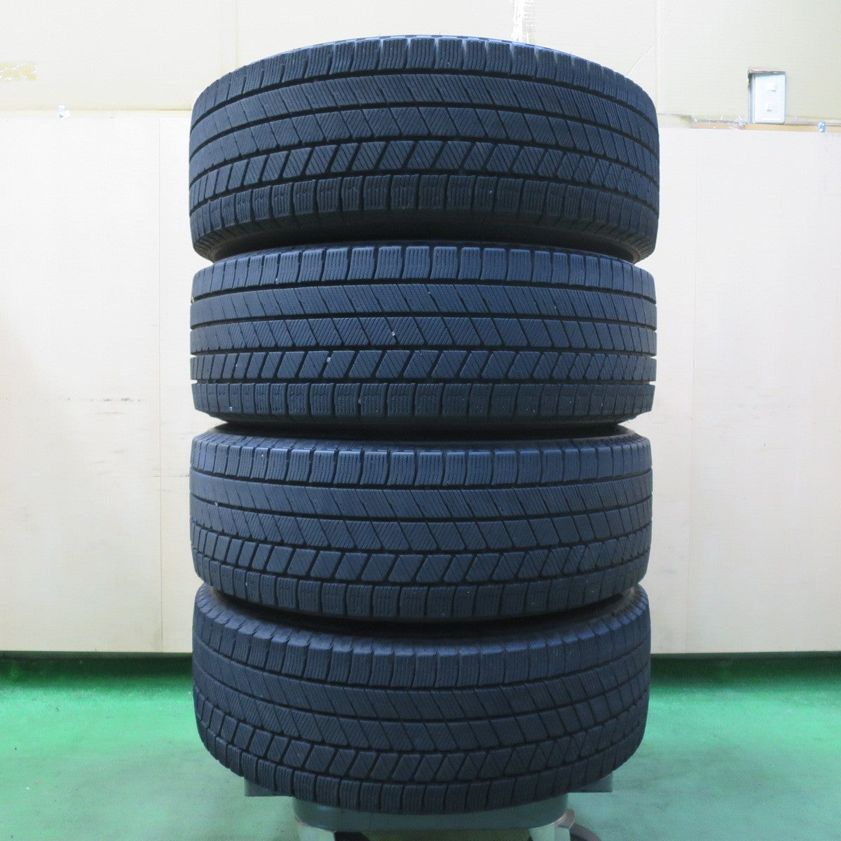 バリ溝！22年！9.5分★スタッドレス 205/60R16 ブリヂストン ブリザック VRX3 TOPRUN トップラン 16インチ PCD114.3/5H★5070603イス