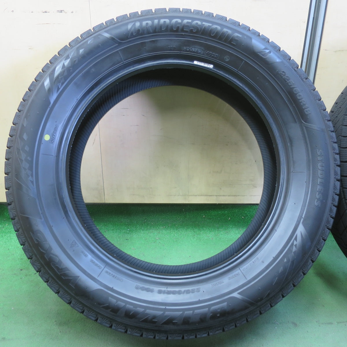 バリ溝！23年！9.5分◎スタッドレス 225/60R18 ブリヂストン ブリザック VRX3 タイヤ 18インチ 40系 アルファード ヴェルファイア 等◎6082808イスタ
