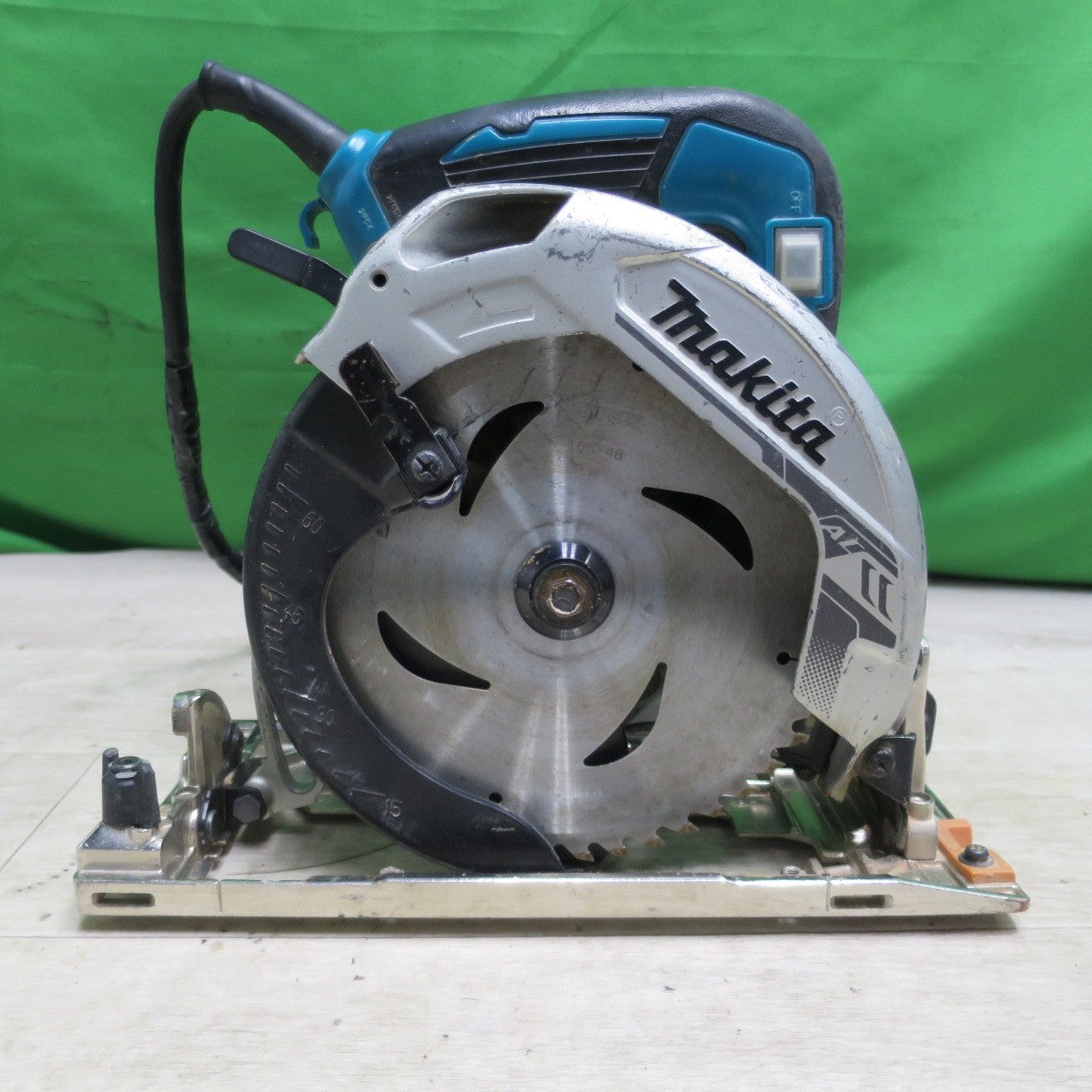 [送料無料] ☆マキタ 165mm 電気 マルノコ 100V HS6301 丸ノコ 丸のこ 丸鋸 切断機 電動 工具☆