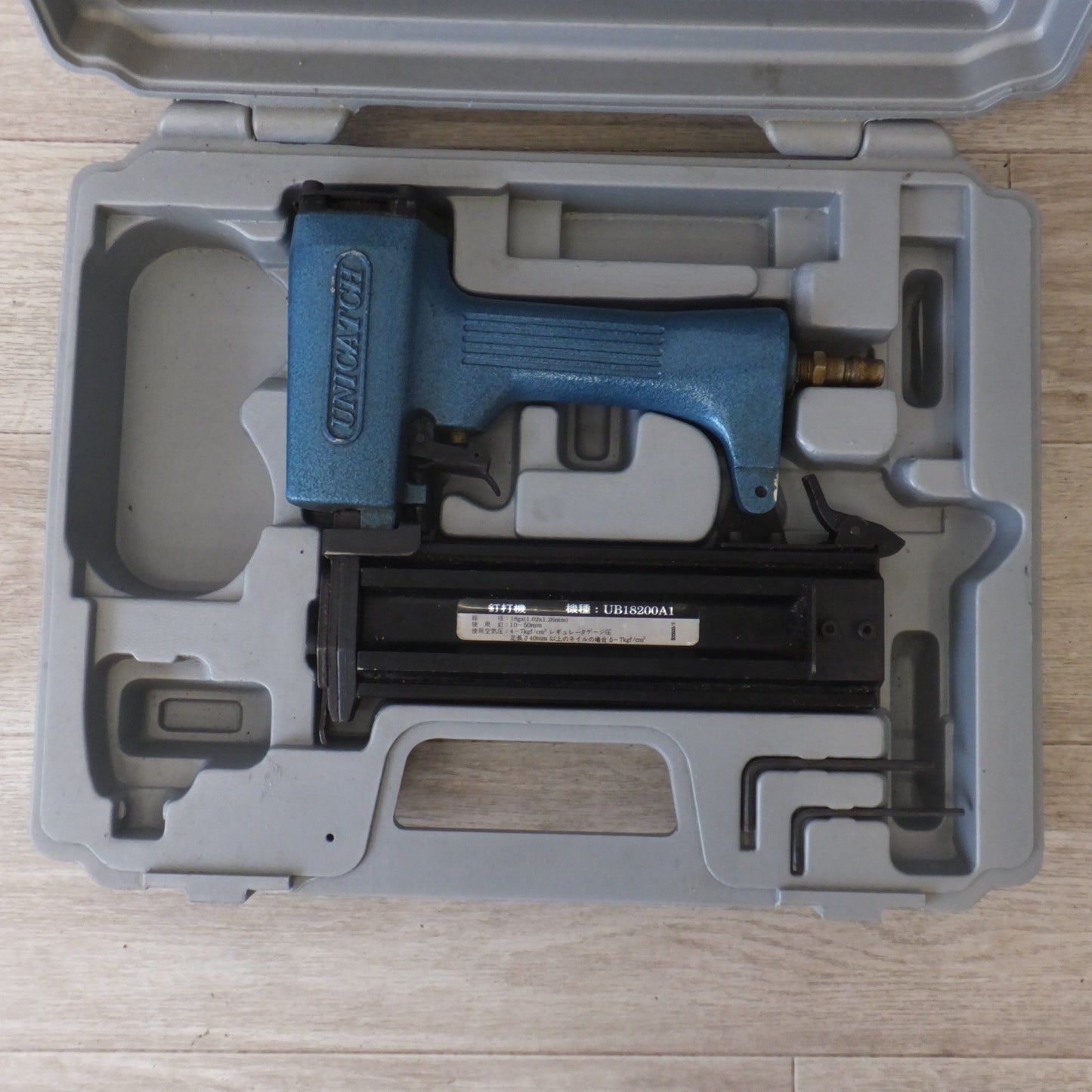 [送料無料] ★ユニキャッチ UNICATCH 釘打機 UB18200A1　4～7kgf/cm2　使用釘 10～50mm 線経 18ga(1.02×1.26mm)★