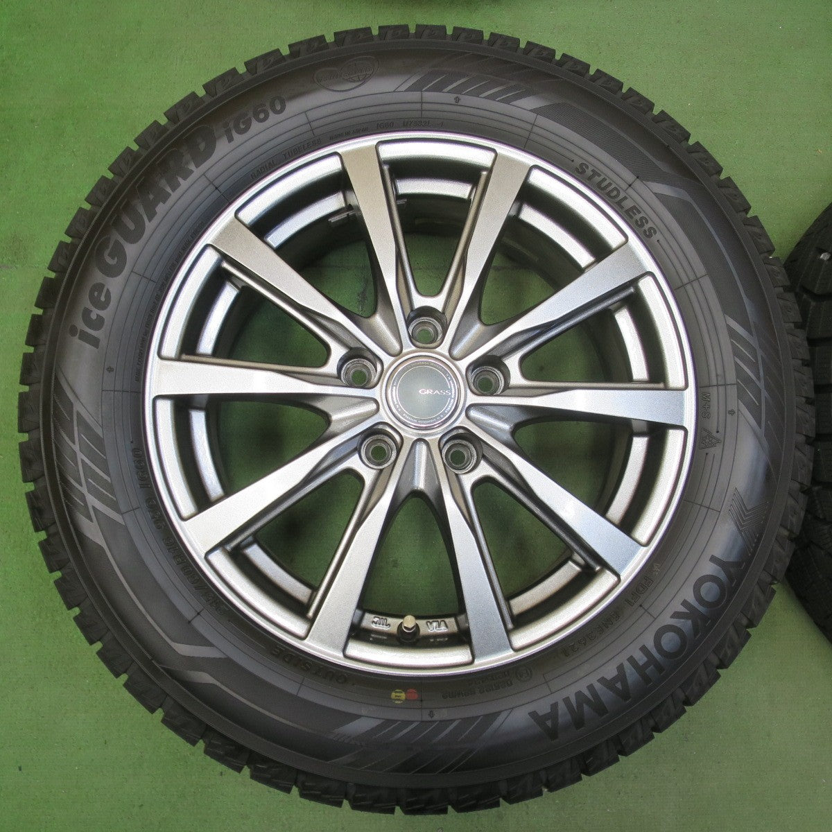 バリ溝！21年！キレイ！ほぼ10分★スタッドレス 215/60R16 ヨコハマ アイスガード iG60 GRASS グラス 16インチ PCD114.3/5H★5111411イス