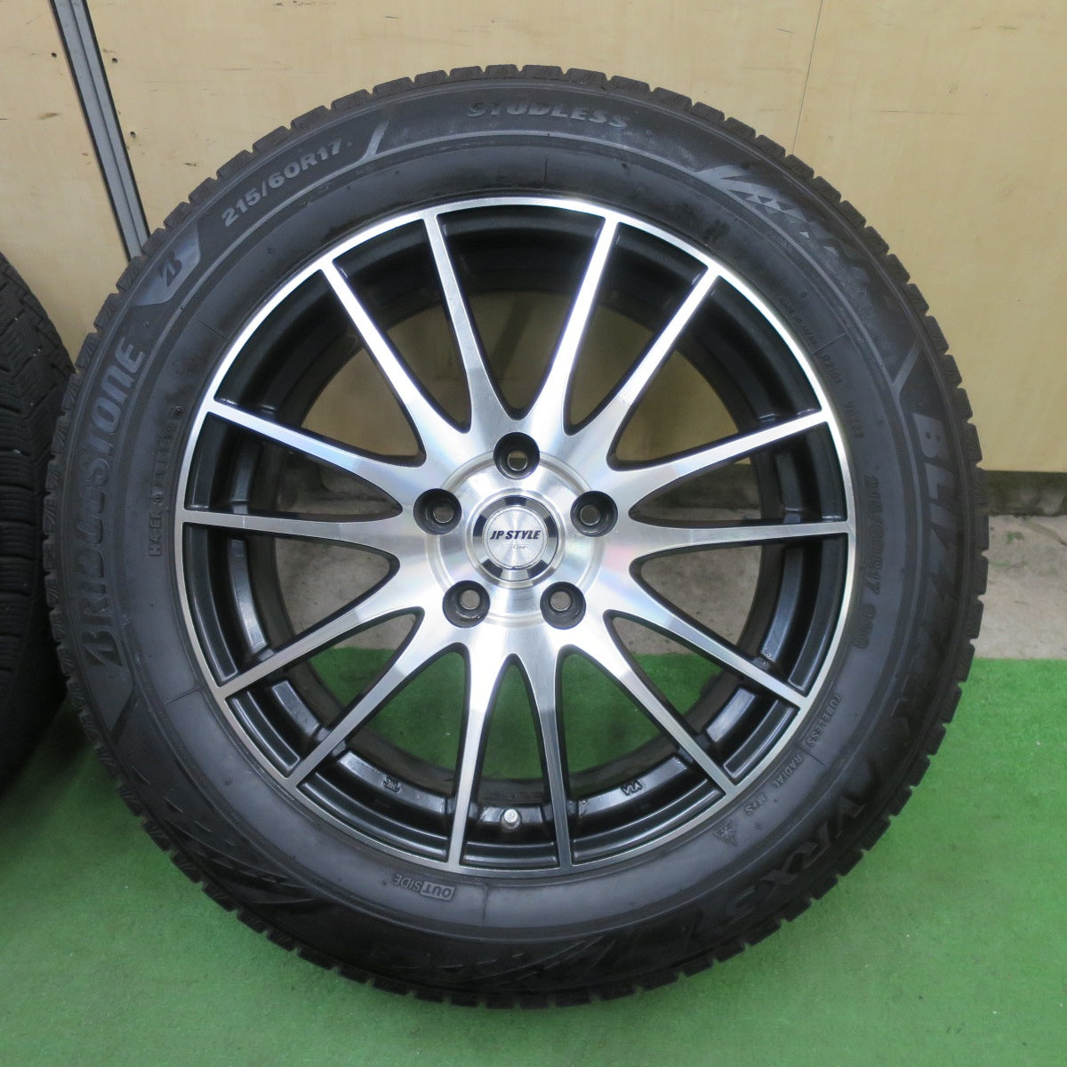 バリ溝！キレイ！8.5分★スタッドレス 215/60R17 ブリヂストン ブリザック VRX3 JP STYLE V-Line- 17インチ PCD114.3/5H★6021802TTス