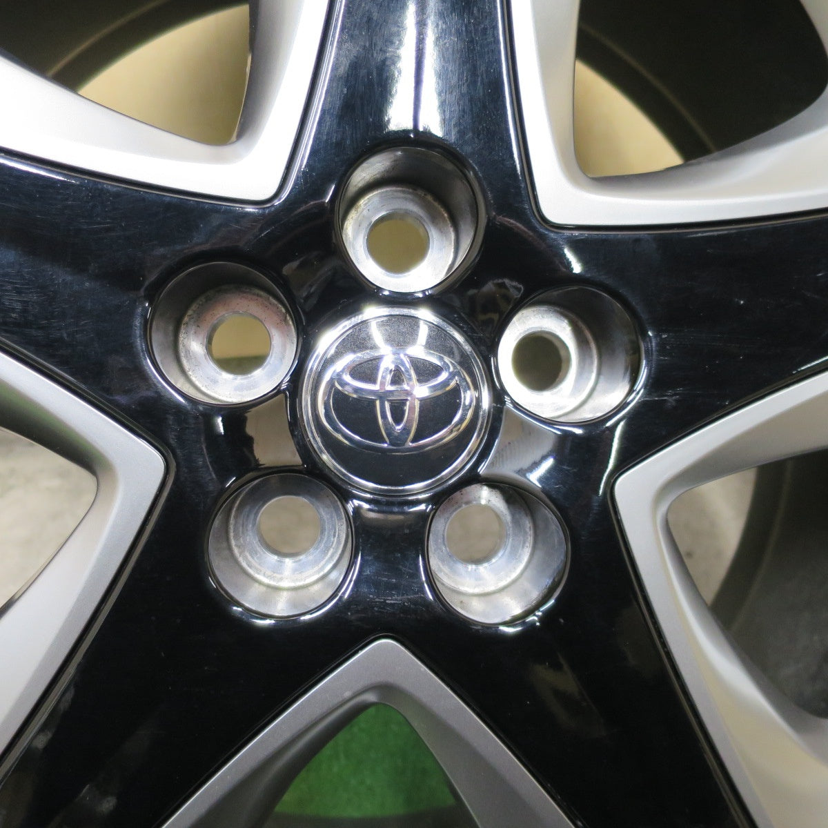 キレイ！付属品付き★トヨタ 50系 プリウス ツーリング 純正 ホイール 17インチ 17×7J PCD100/5H★6031401NGホ