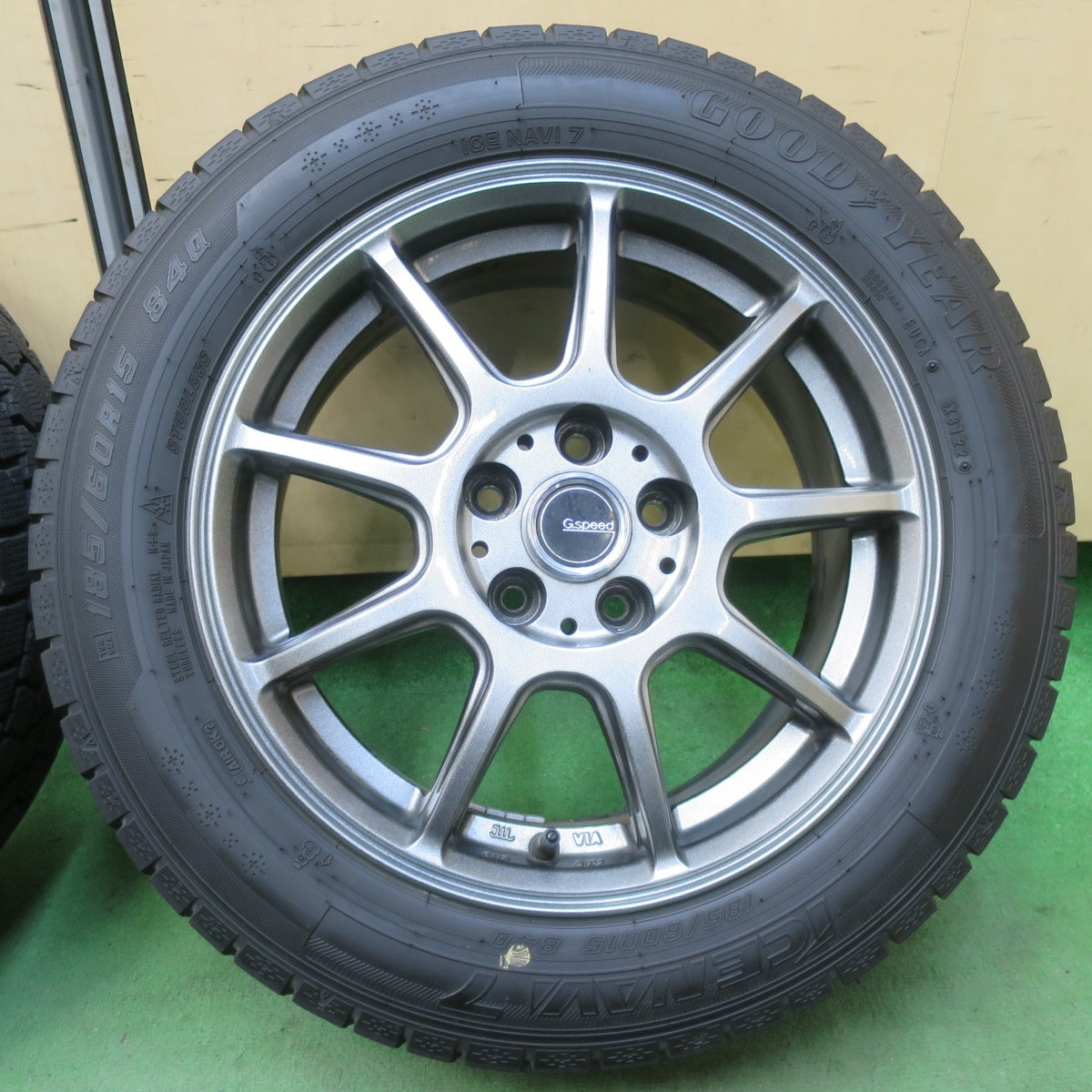 バリ溝！22年！キレイ！9.5分★シエンタ 等 185/60R15 スタッドレス グッドイヤー アイスナビ7 G.speed Gスピード 15インチ PCD100/5H★5122703イス