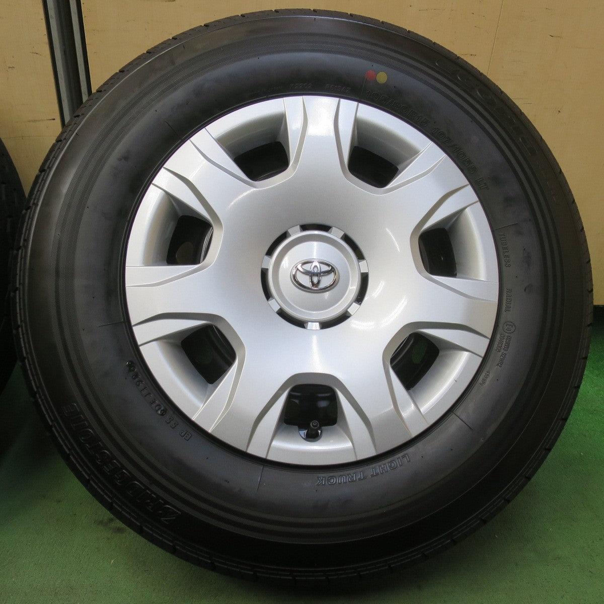 新車外し！26年◎トヨタ 200系 ハイエース 純正 スチール 195/80R15 107/105S ブリヂストン エコピア RD613 15インチ PCD139.7/6H◎6081107IMノ