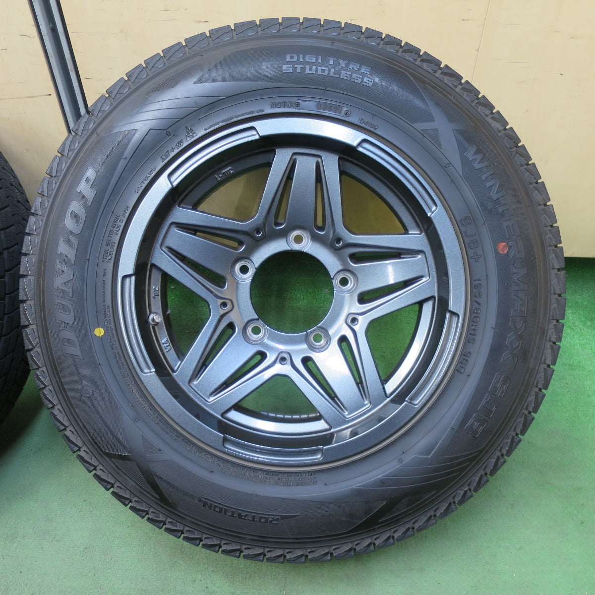 バリ溝！21年！キレイ！9分★ジムニー MAD CROSS JB-01 195/80R15 スタッドレス ダンロップ ウインターマックス SJ8+ 15インチ マッドクロス PCD139.7/5H★5112802TTス
