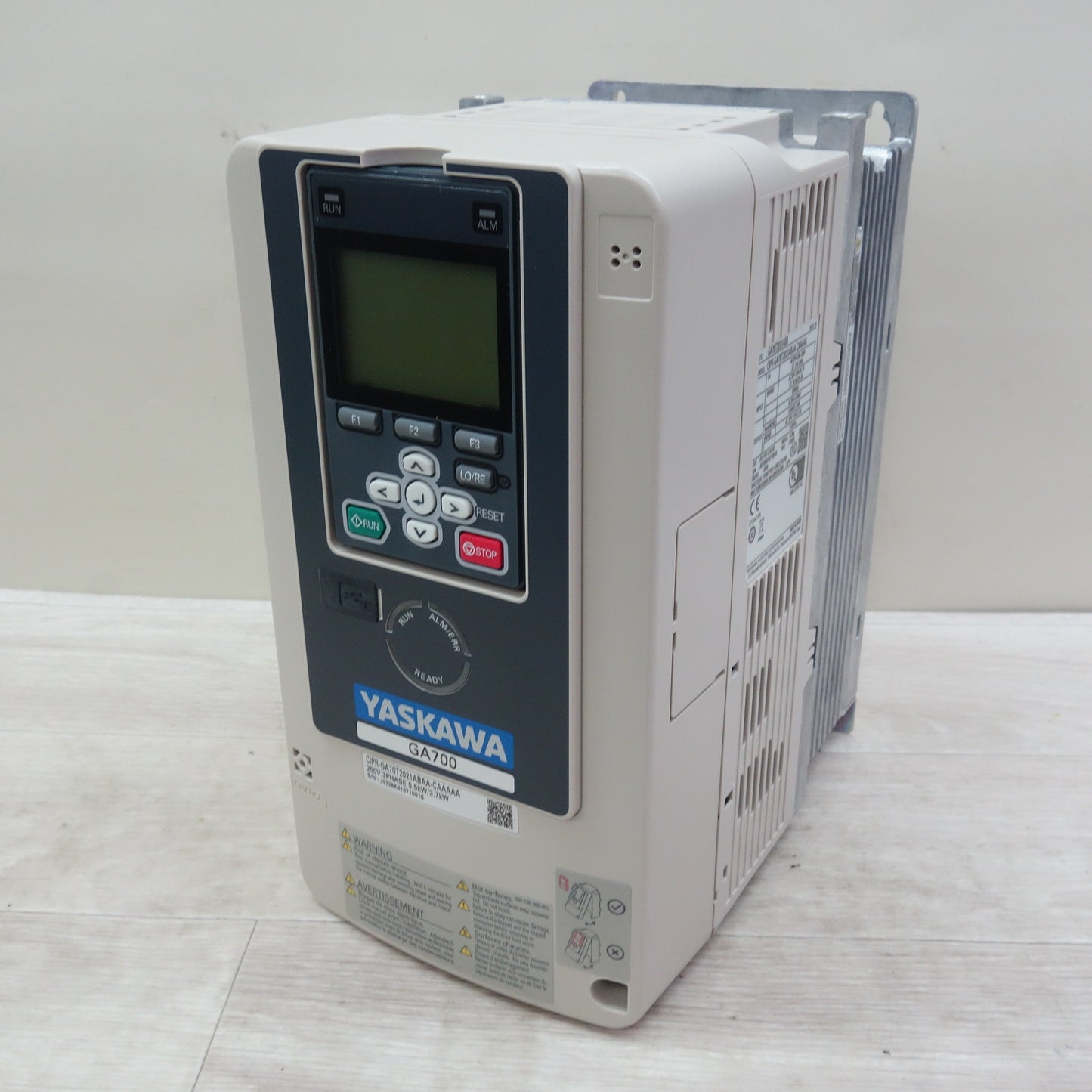 [送料無料] 未使用☆YASKAWA 安川 インバーター 200V 5.5kW/3.7kW GA700☆
