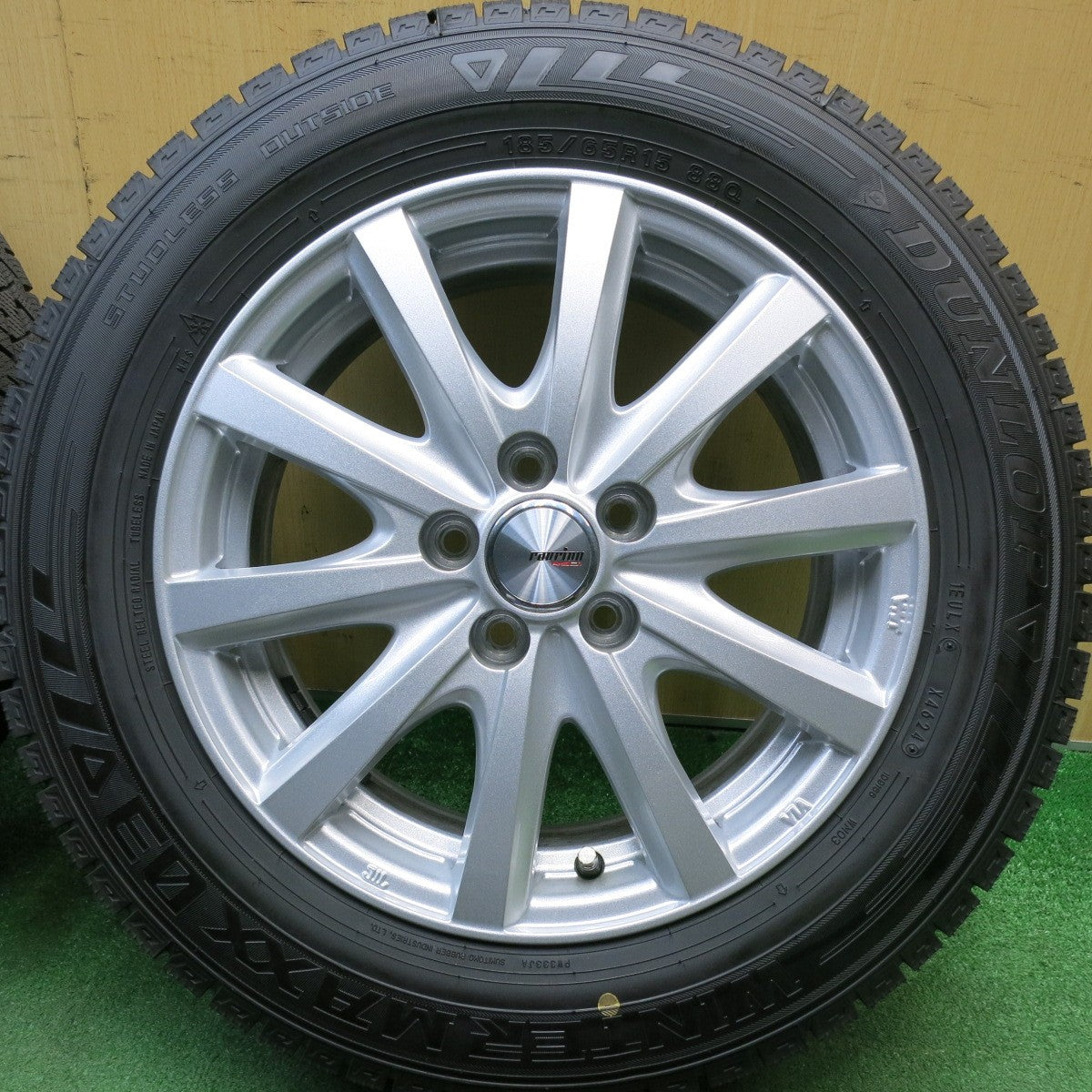 ほぼ未使用！24年！キレイ★シエンタ プリウス 等 185/65R15 スタッドレス ダンロップ ウインターマックス 03 ravrion RS01 ラブリオン 15インチ PCD100/5H★6032809HAス