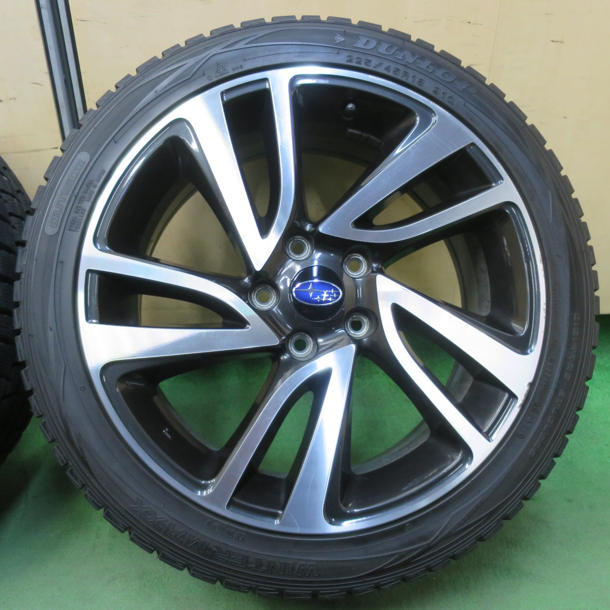 バリ溝！8.5分★スバル レヴォーグ 純正 225/45R18 スタッドレス ダンロップ ウインターマックス WM01 18インチ PCD114.3/5H★5111504イス