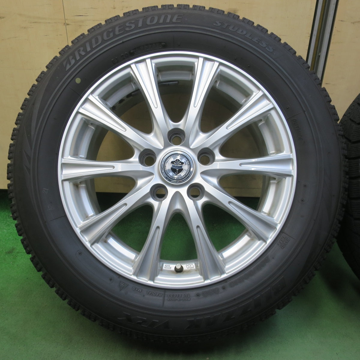 4本価格◎スタッドレス 205/60R16 ブリヂストン ブリザック VRX JOKER ジョーカー 16インチ PCD114.3/5H◎6070905イス