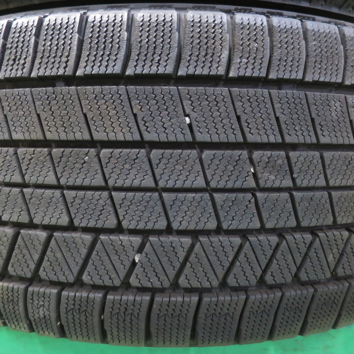 センサー付！バリ溝！22年！キレイ！9.5分★レクサス 等 Delmore 245/50R19 スタッドレス ブリヂストン ブリザック VRX3 デルモア 19インチ PCD120/5H★5042506イス