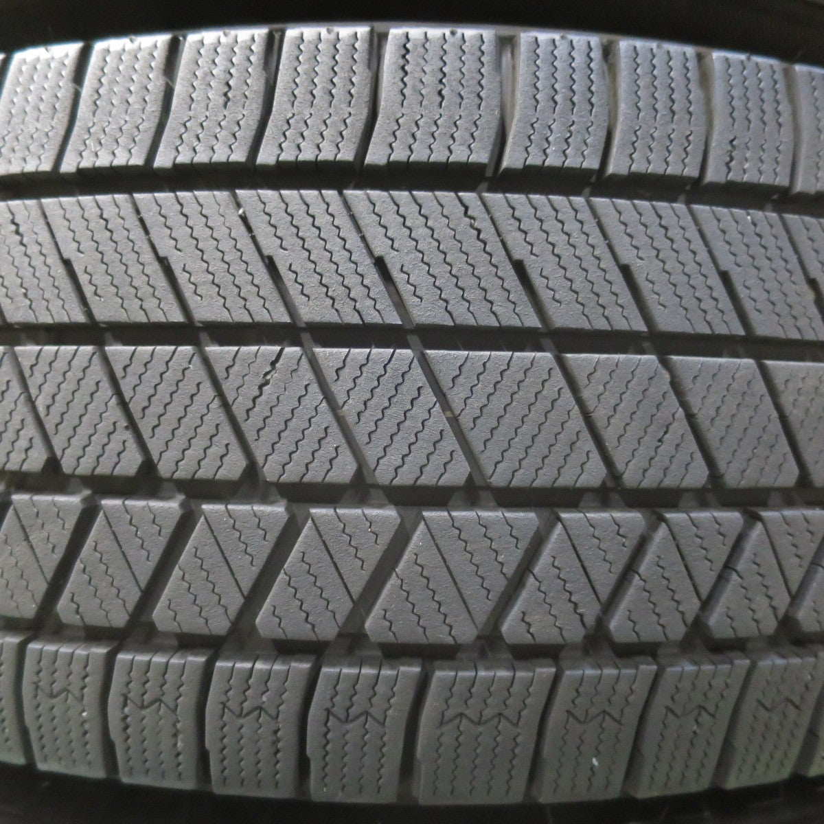バリ溝！22年！9.5分★スタッドレス 225/65R17 ブリヂストン ブリザック VRX3 STRANGER ストレンジャー 17インチ PCD114.3/5H★5122709イス