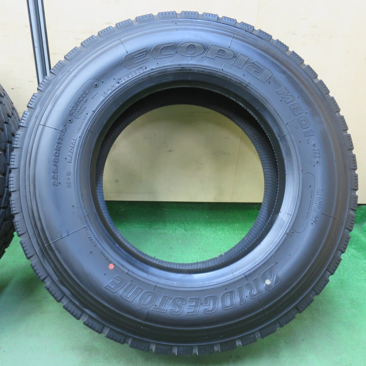 ほぼ未使用！25年！2本★トラック タイヤ 225/80R17.5 123/122L ブリヂストン エコピア M801 Ⅱ ミックス オールシーズン 17.5インチ★5103002イスタ