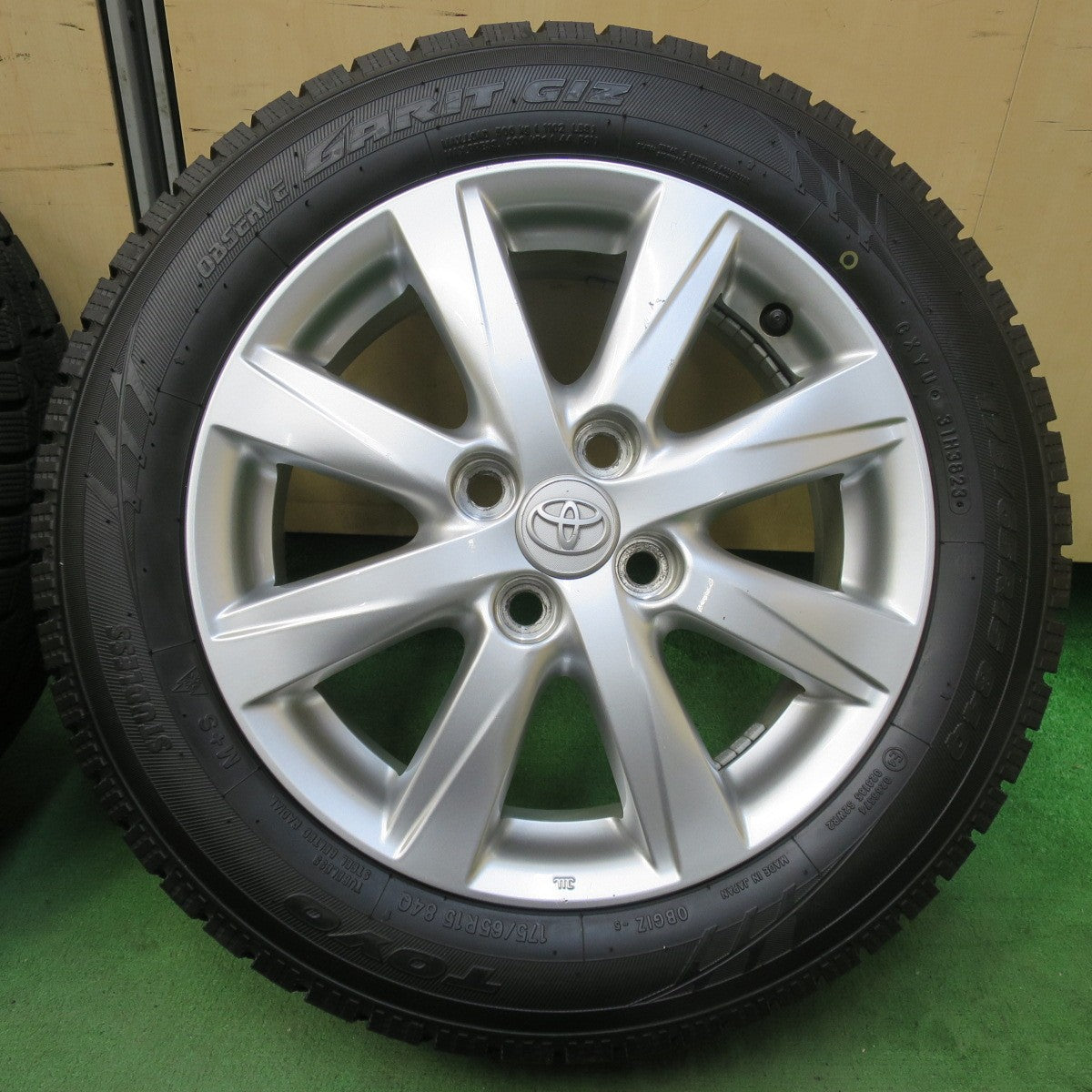 バリ溝！23年！9.5分以上★トヨタ NHP10 アクア 純正 175/65R15 スタッドレス トーヨー オブザーブ ガリット GIZ 15インチ PCD100/4H★5102803イス