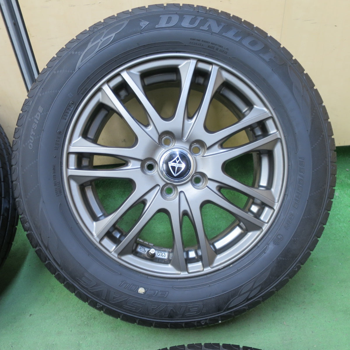 バリ溝！23年！キレイ！9.5分★プリウス 等 195/65R15 ダンロップ エナセーブ EC204 VELVA ヴェルヴァ 15インチ PCD100/5H★5072403TTノ