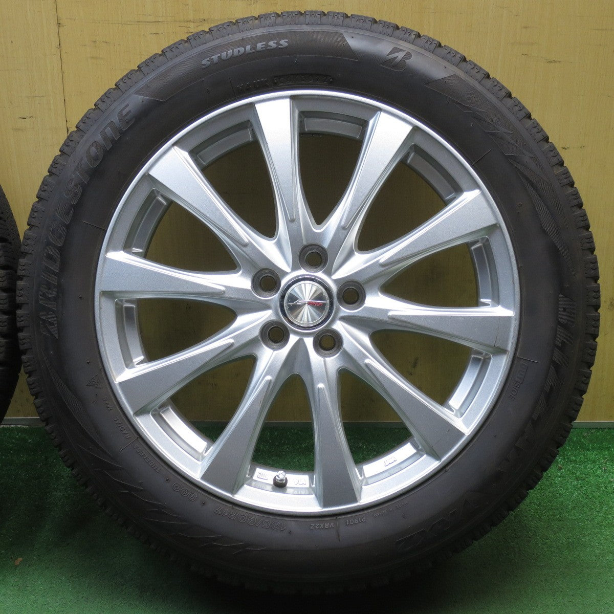 バリ溝！22年！キレイ！9分◎ライズ ロッキー 等 195/60R17 スタッドレス ブリヂストン ブリザック VRX2 JOKER ジョーカー 17インチ PCD100/5H◎6082601NJス