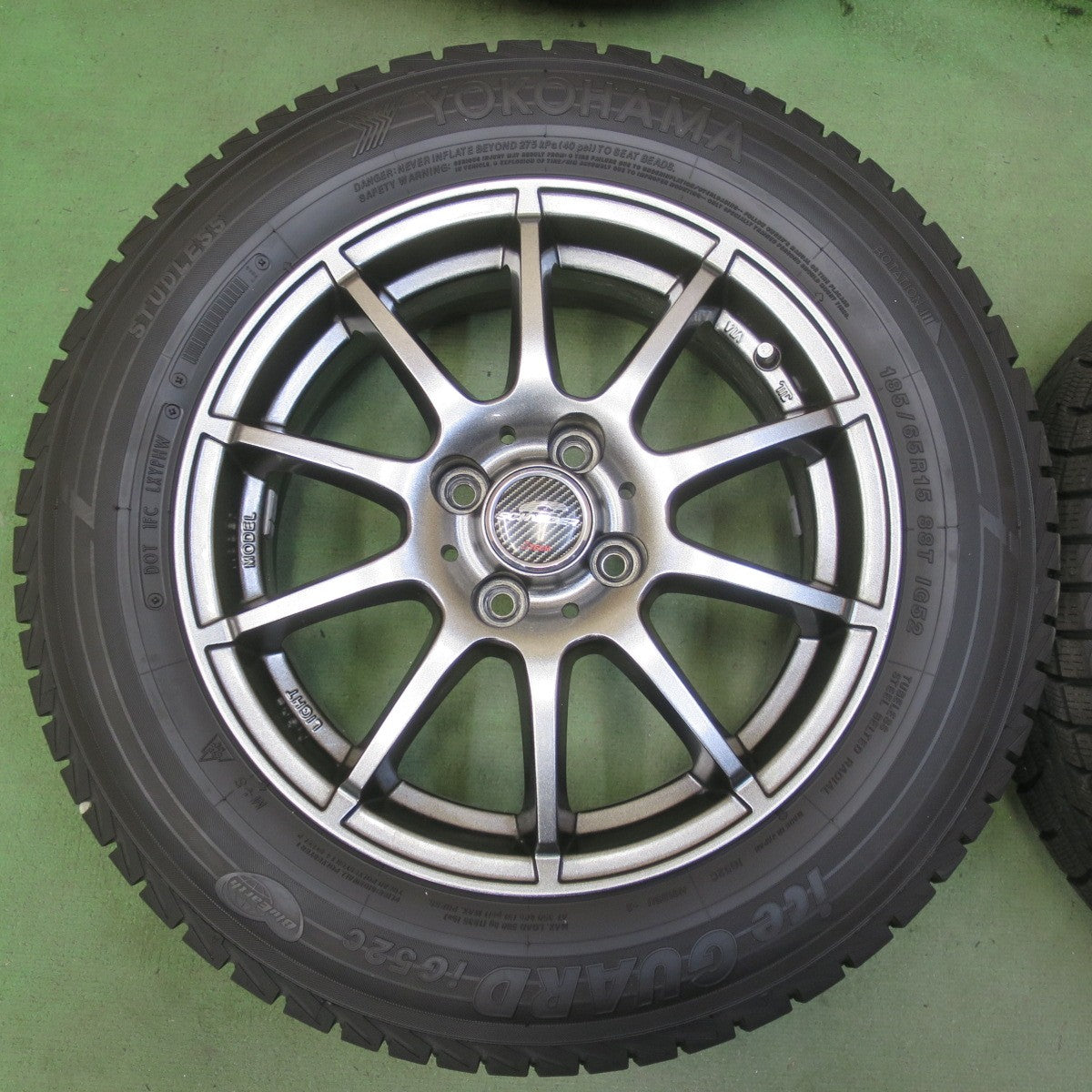 バリ溝！24年！キレイ！9.5分以上◎スタッドレス 185/65R15 ヨコハマ アイスガード iG52C SCHNEIDER シュナイダー 15インチ PCD100/4H◎6072605イス