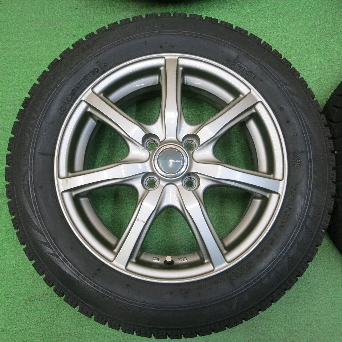 *送料無料* バリ溝！キレイ！8.5分★スタッドレス 175/65R15 ブリヂストン ブリザック VRX MiLLOUS ミルアス 15インチ PCD100/4H★4041001イス