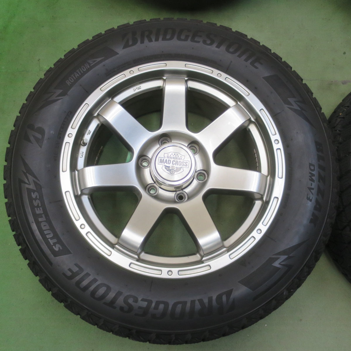 バリ溝！22年！キレイ！8.5分◎スタッドレス 265/60R18 ブリヂストン ブリザック DM-V3 MAD CROSS MC-76 マッドクロス 18インチ PCD139.7/6H◎6101602イス