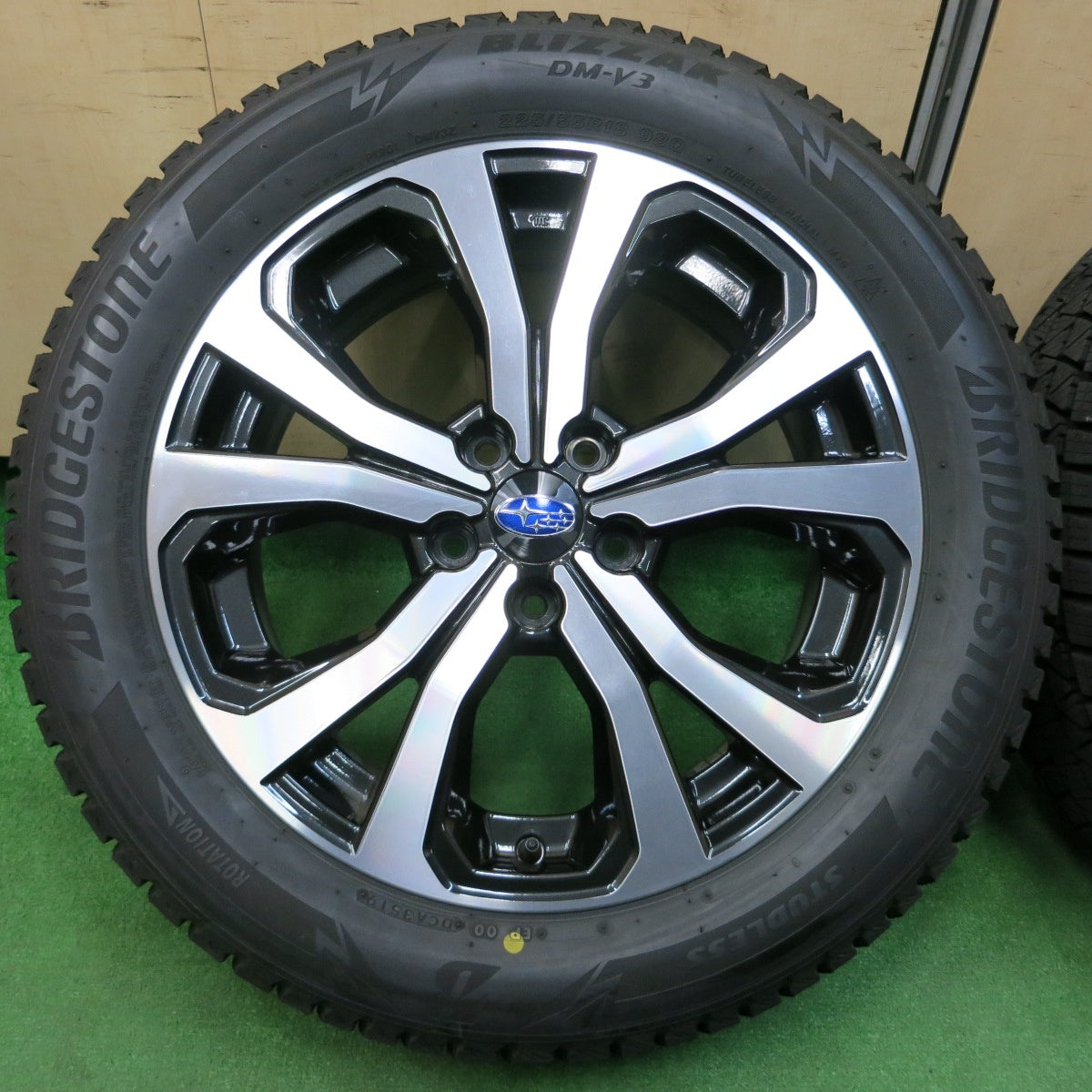*送料無料* バリ溝！キレイ！9.5分以上★スバル SK フォレスター 純正 225/55R18 スタッドレス ブリヂストン ブリザック DM-V3 PCD114.3/5H★4022609イス
