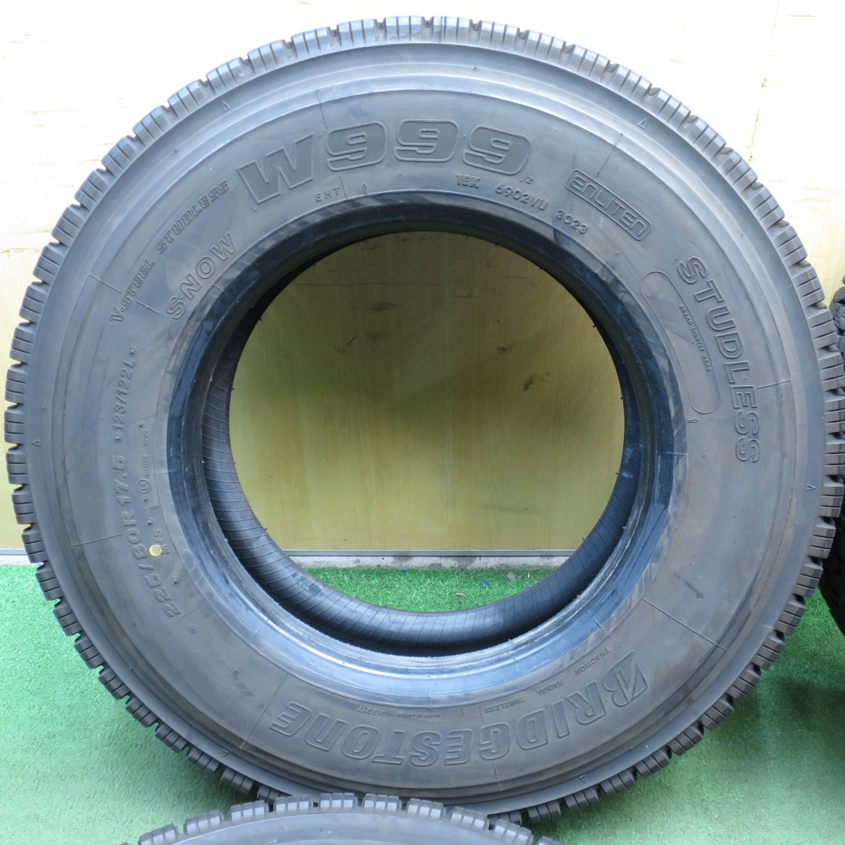 *送料無料* バリ溝！23年！9.5分★トラック タイヤ 225/80R17.5 123/122L スタッドレス ブリヂストン W999 17.5インチ★4032302クスタ