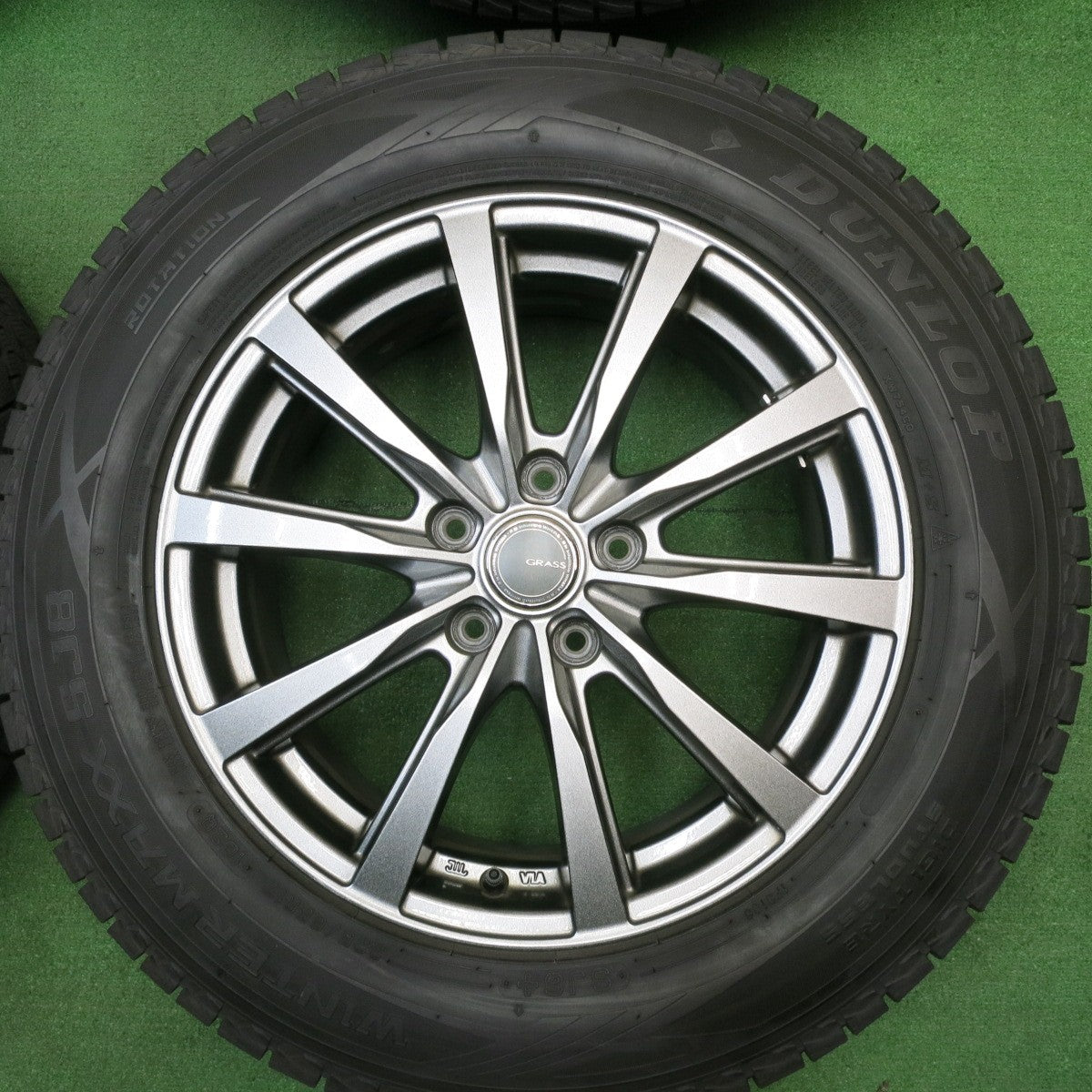 バリ溝！23年！キレイ！9.5分以上★スタッドレス 225/65R17 ダンロップ ウインターマックス SJ8 GRASS グラス 17インチ PCD114.3/5H★5041507TNス