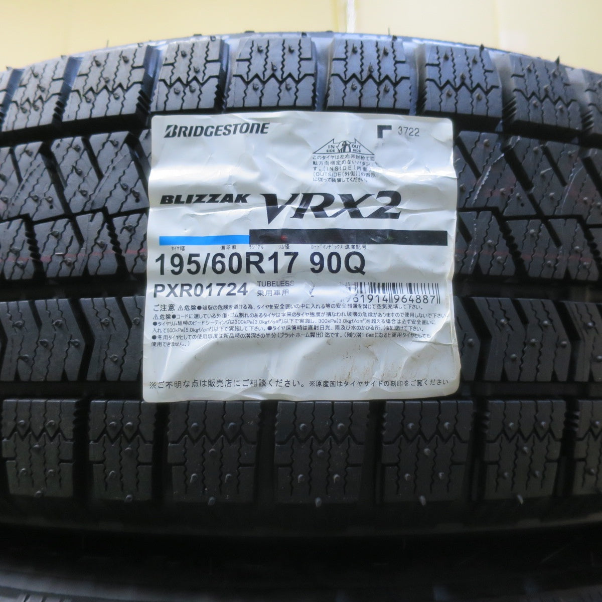 未使用！22年★スタッドレス 195/60R17 ブリヂストン ブリザック VRX2 IOTA LA STRADA 阿部商会 ラ ストラーダ イオタ 17インチ PCD114.3/5H★5072803イス