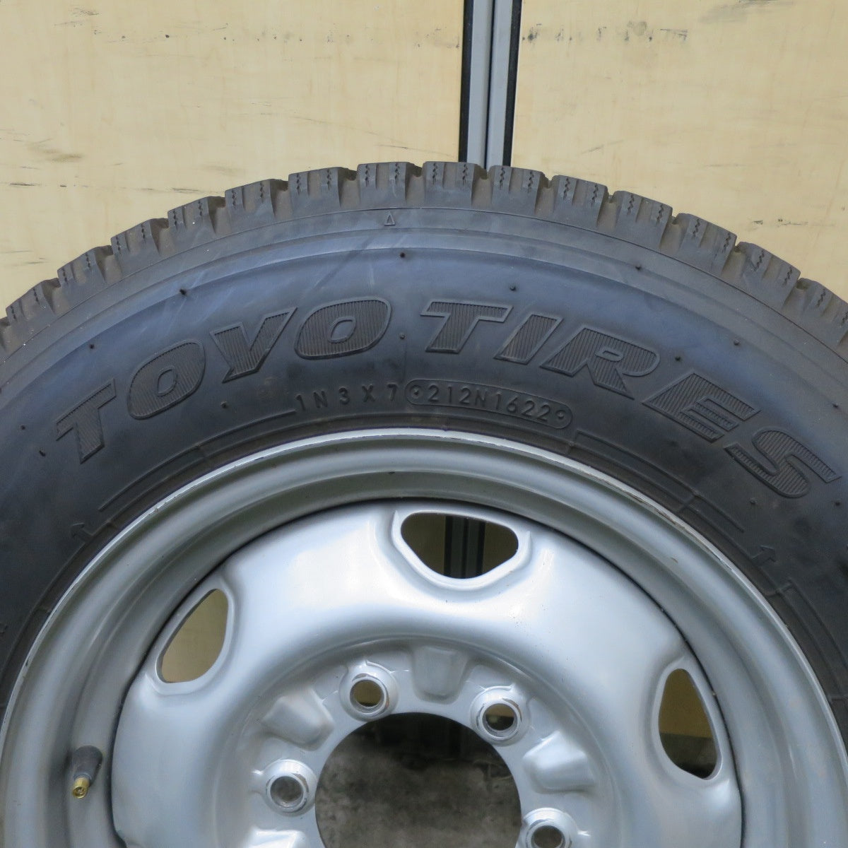 バリ溝！22年！キレイ！9.5分！1本★195/75R15 109/107N トーヨー デルベックス M935 DELVEX スチール ホイール 15インチ PCD139.7/6H★6012811ナス