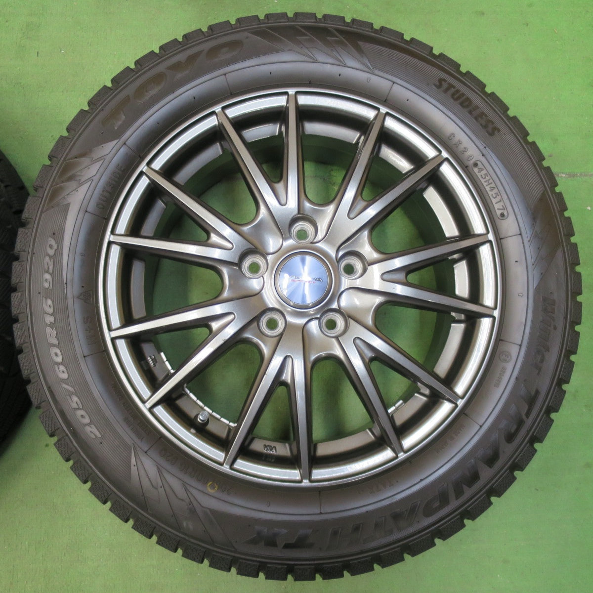 [送料無料] バリ溝！キレイ！9.5分★スタッドレス 205/60R16 トーヨー ウインター トランパス TX VELVA SPORT ヴェルヴァ 16インチ PCD114.3/5H★5033101イス
