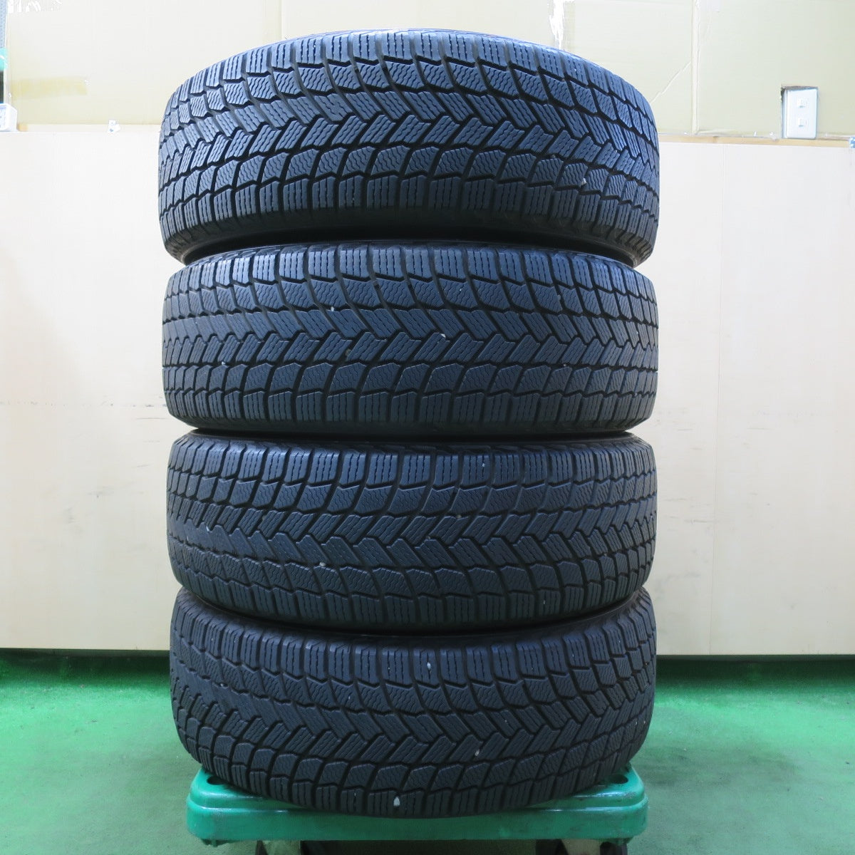 [送料無料] バリ溝！22年！9.5分以上★スタッドレス 225/60R18 ミシュラン X-ICE SNOW タイヤ 18インチ アルファード ヴェルファイア ハリアー RAV4 等★5011102イスタ