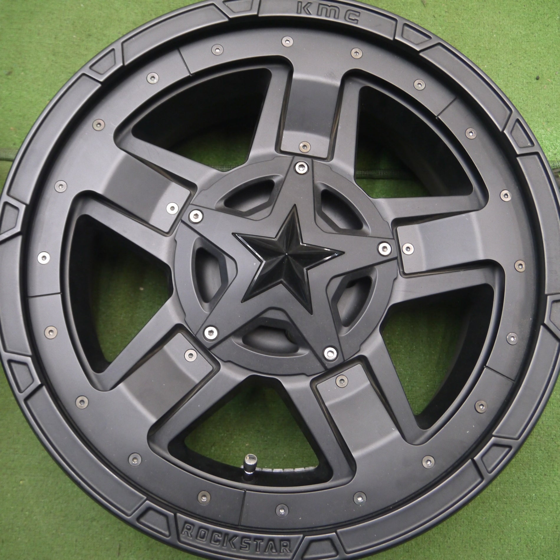 送料無料* キレイ☆KMC ROCK STAR XD827 ホイール 20インチ 20×9.0J