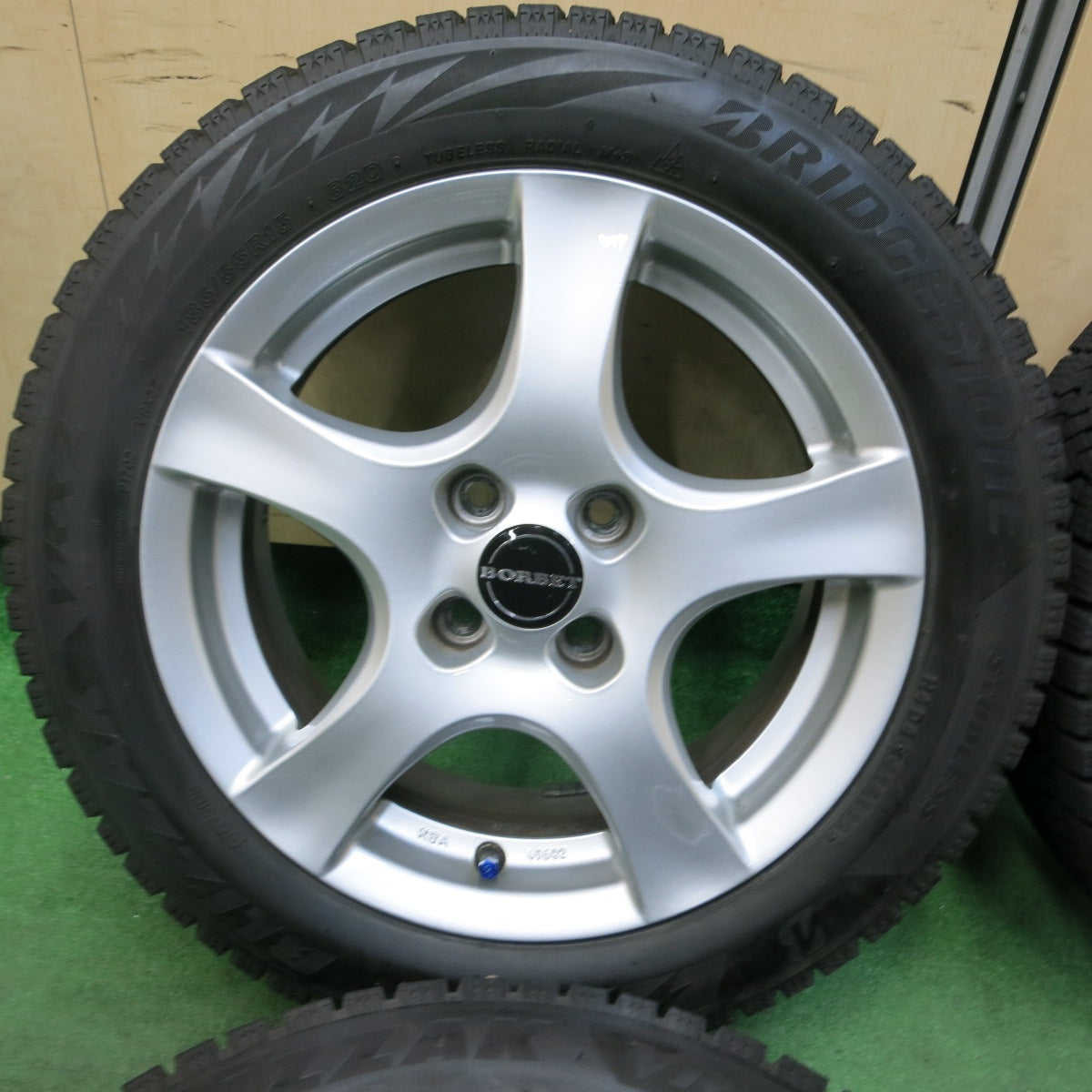 [送料無料] バリ溝！21年！キレイ！9.5分★FIAT フィアット 500 等 BORBET 185/55R15 スタッドレス ブリヂストン ブリザック VRX2 ボルベット PCD98/4H★4111210SYス