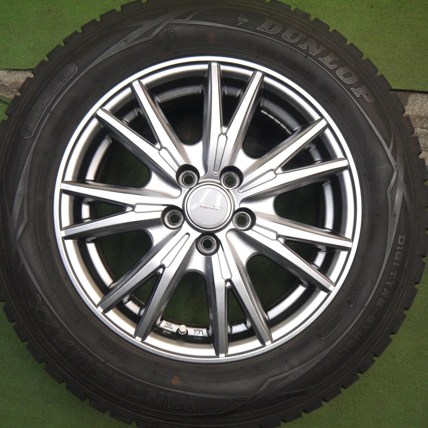 バリ溝！キレイ！9分★プリウス 等 195/65R15 スタッドレス ダンロップ ウインターマックス WM01 VELVA KEVIN ヴェルヴァ ケヴィン 15インチ PCD100/5H★5100105Hス