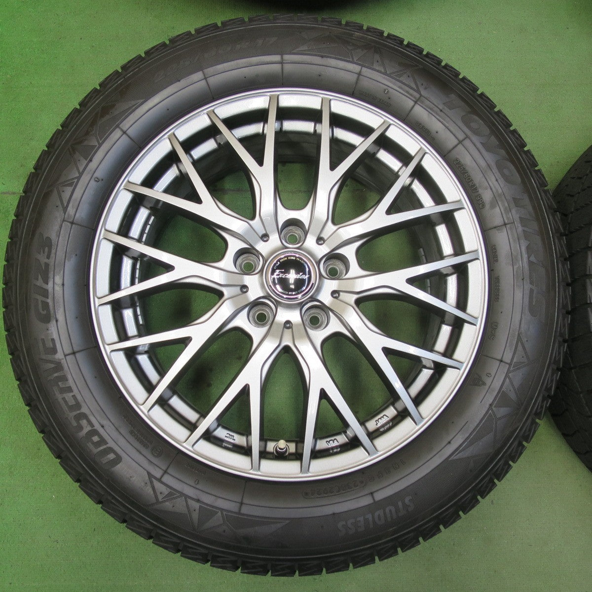 バリ溝！24年！キレイ！ほぼ10分★スタッドレス 225/60R17 トーヨー オブザーブ GIZ3 Exceeder エクシーダー 17インチ PCD114.3/5H★5101509イス