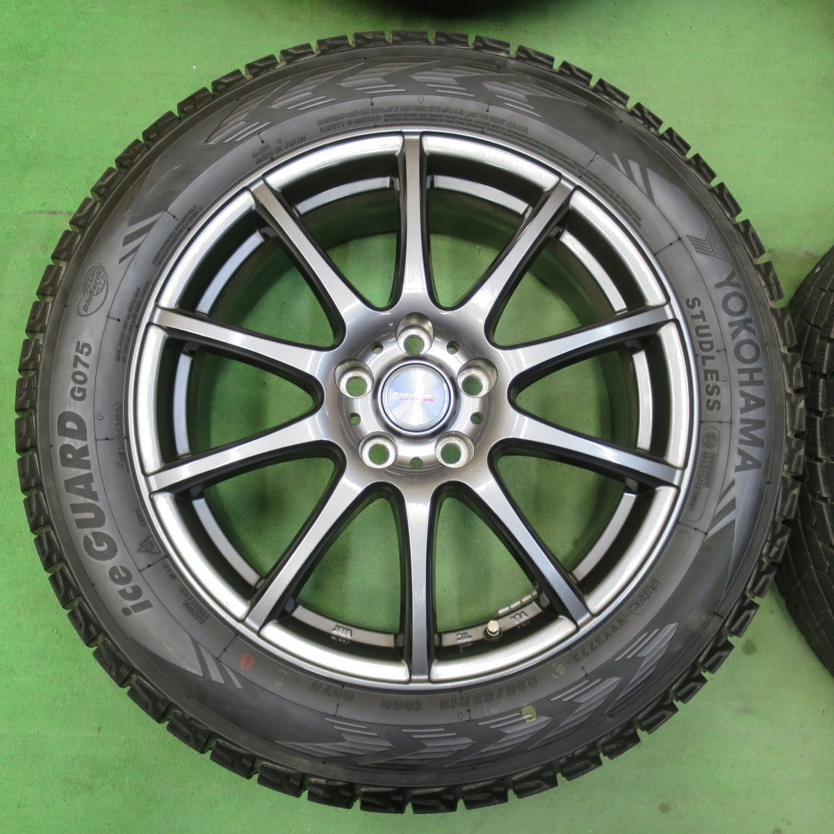 バリ溝！23年！キレイ！9.5分以上★スタッドレス 235/55R18 ヨコハマ アイスガード G075 VELVA CHARGE ヴェルヴァ 18インチ PCD114.3/5H★5040902イス