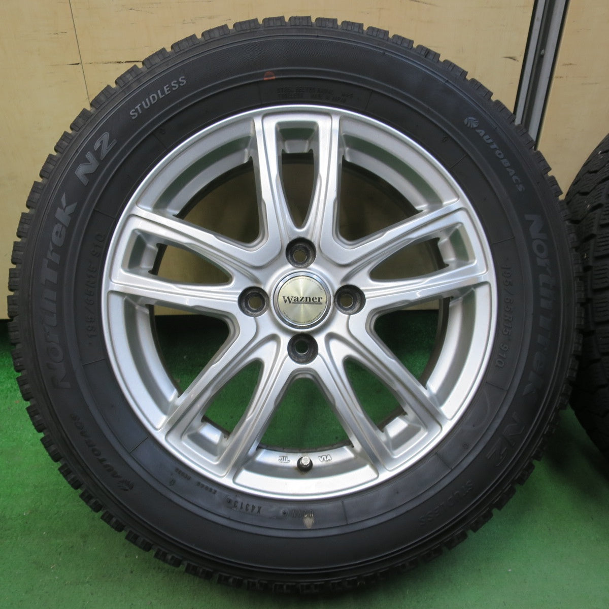 【レビューで送料無料】 送料無料] バリ溝！9.5分☆スタッドレス 195/65R15 タイヤ・ホイール