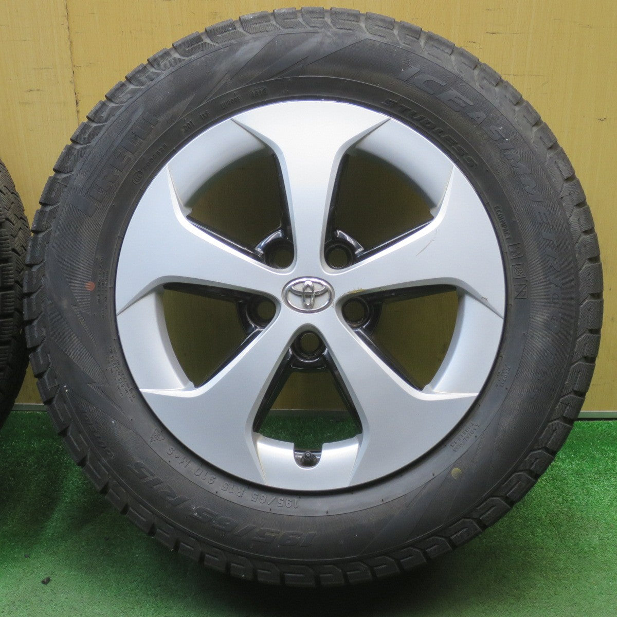 バリ溝！8.5分★トヨタ 30系 プリウス 純正 195/65R15 スタッドレス ピレリ アイスアシンメトリコ プラス 15インチ PCD100/5H★6051905NJス